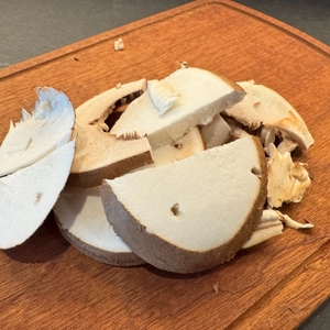 Pilze auf einem Holzbrett nach dem Schneiden mit dem Oxo-Gemüsehobel.