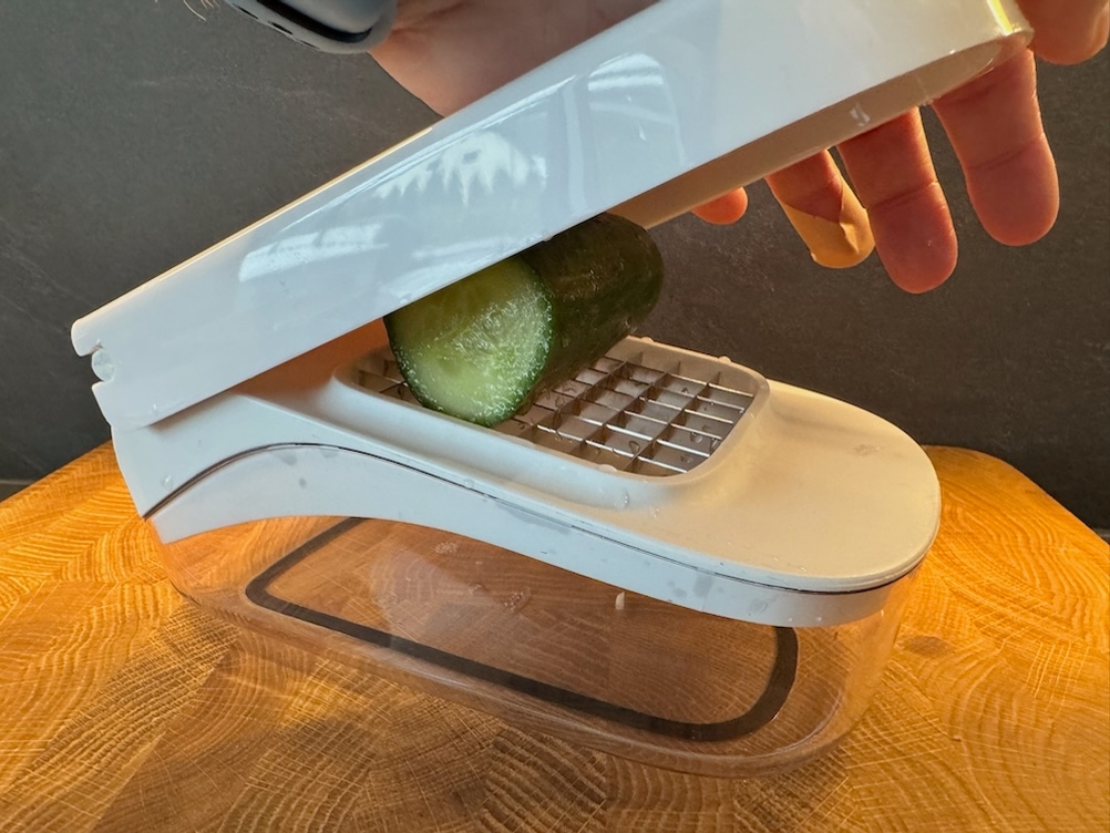 Gurke liegt im Oxo-Good-Grips-Gemüsehacker