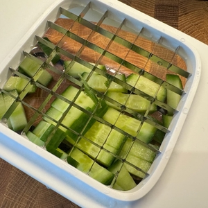 Gurken sind mit dem Oxo-Good-Grips-Gemüsehacker geschnitten