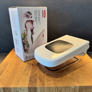 Karton und Oxo-Good-Grips-Gemüsehacker 