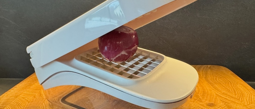 Zwiebel liegt im Oxo-Good-Grips-Gemüsehacker