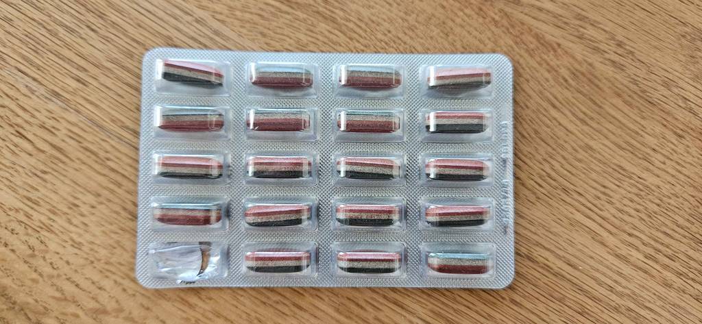 Schlafmittel getestet: Tabletten liegen auf dem Tisch.