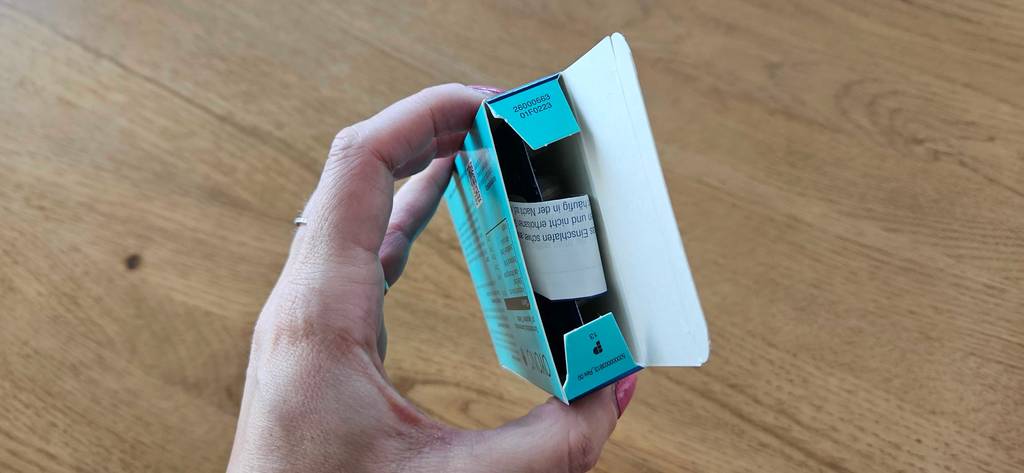Schlafmittel im Test: Hand hält Verpackung hoch.