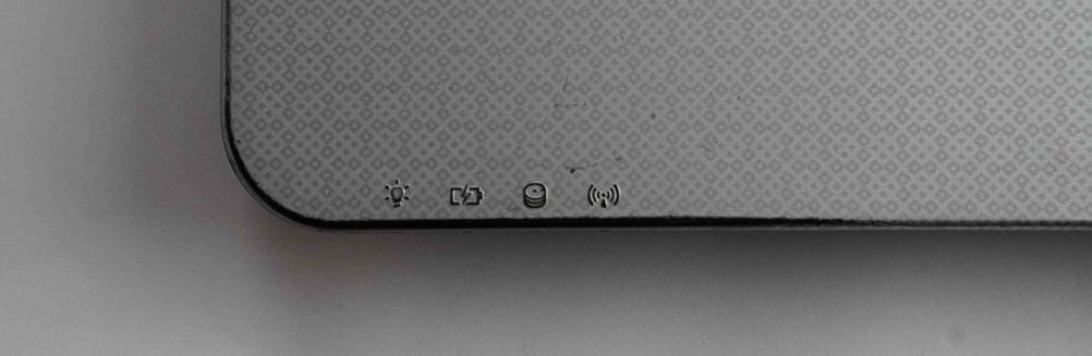 Getesteter Laptop bis 600 Euro: Detailansicht des Notebooks mit Leistungs-Symbolen.