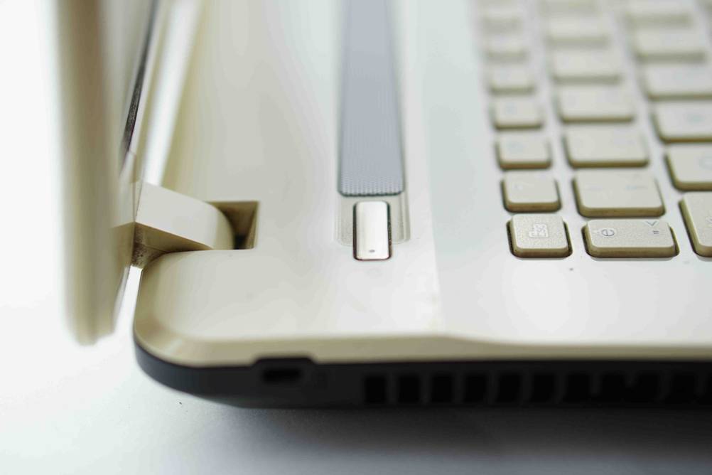 Laptop bis 600 Euro im Test: Nahaufnahme des Display-Scharniers eines hellen Packard Bell Modells.