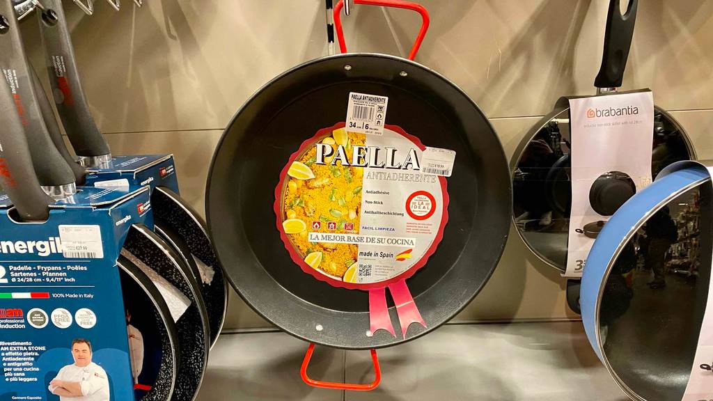 Getestete Paella-Pfanne befindet sich im Geschäftsregal. 