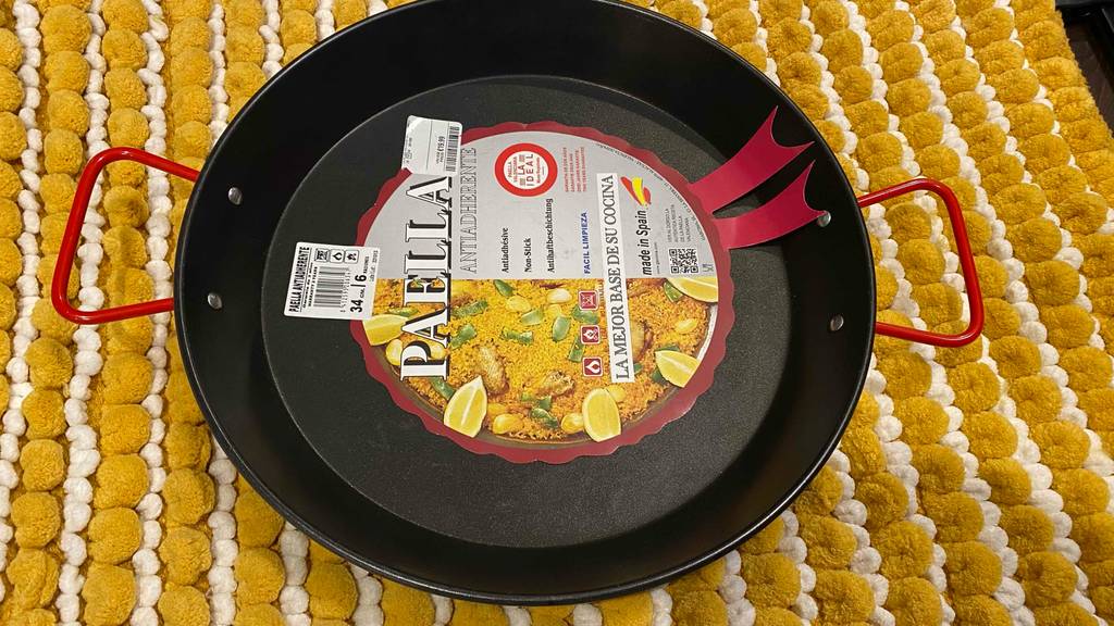 Auf dem Küchentisch befindet sich eine getestete Paella-Pfanne.