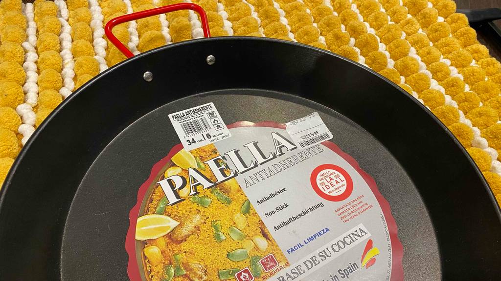 Oberfläche von einer getesteten Paella-Pfanne.