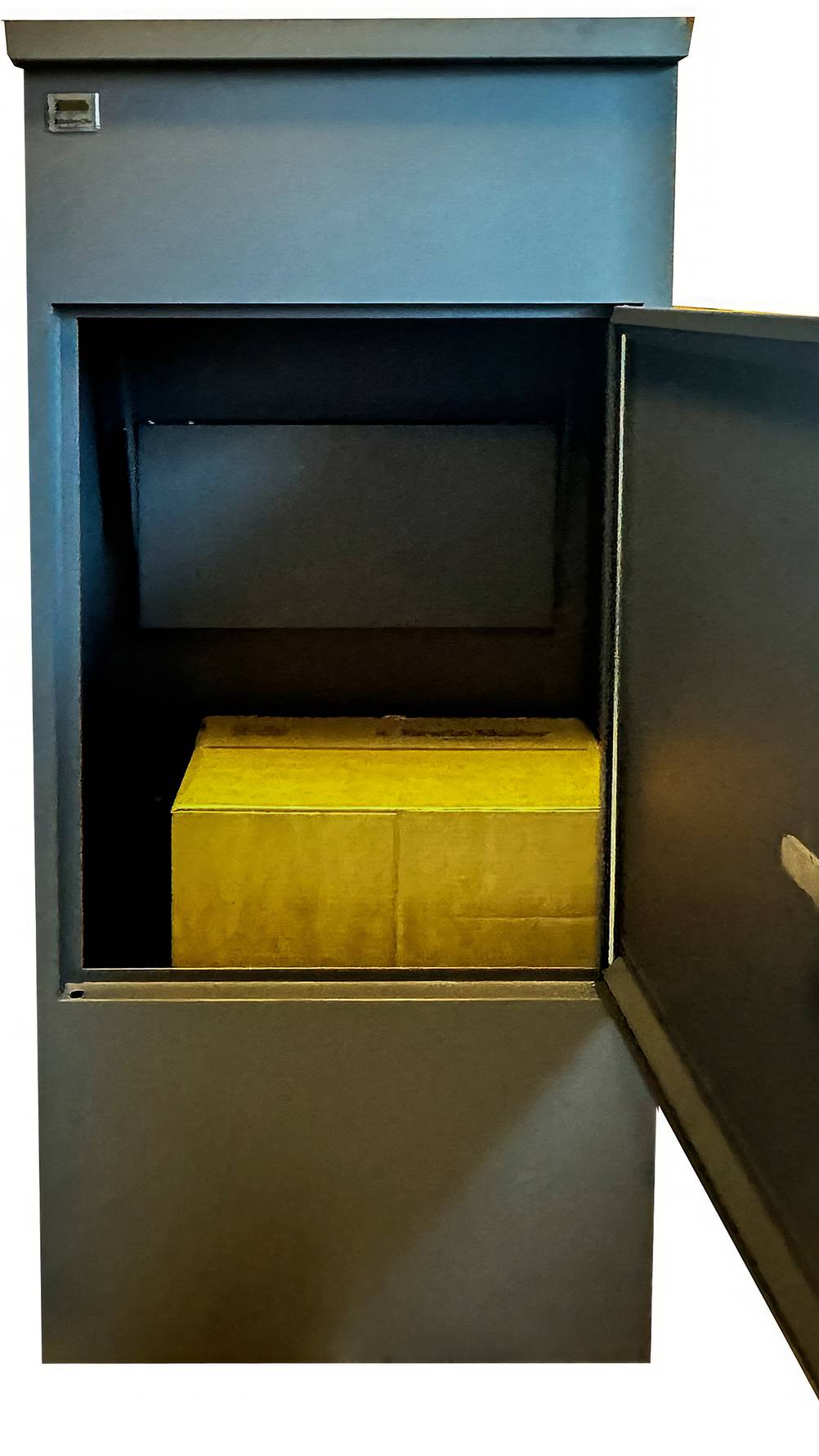 Paketbriefkasten-Test: Im Inneren eines geöffneten Kastens liegt ein Packet.