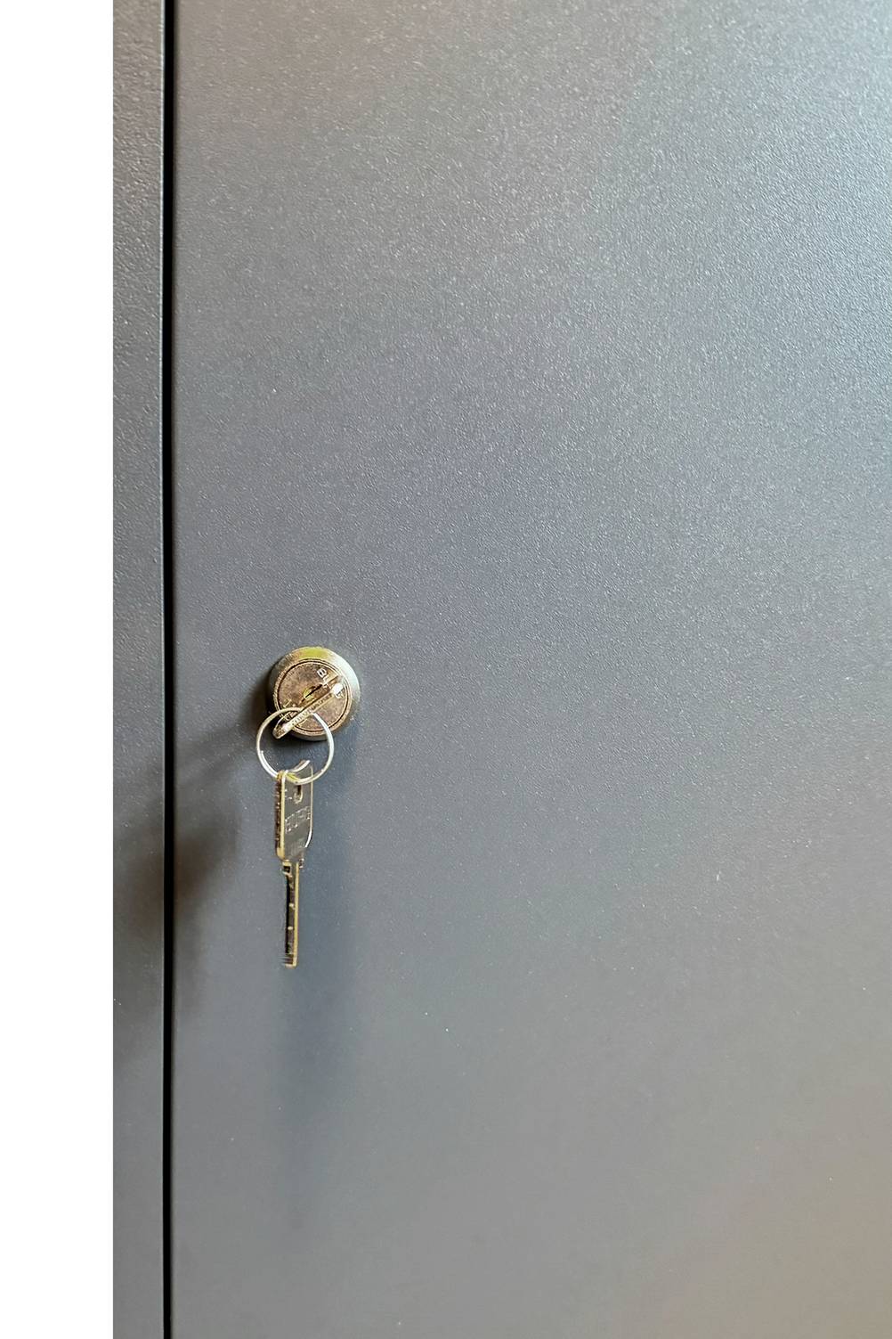 Paketbriefkasten getestet: Nahaufnahme des Schlosses mit Schlüssel.
