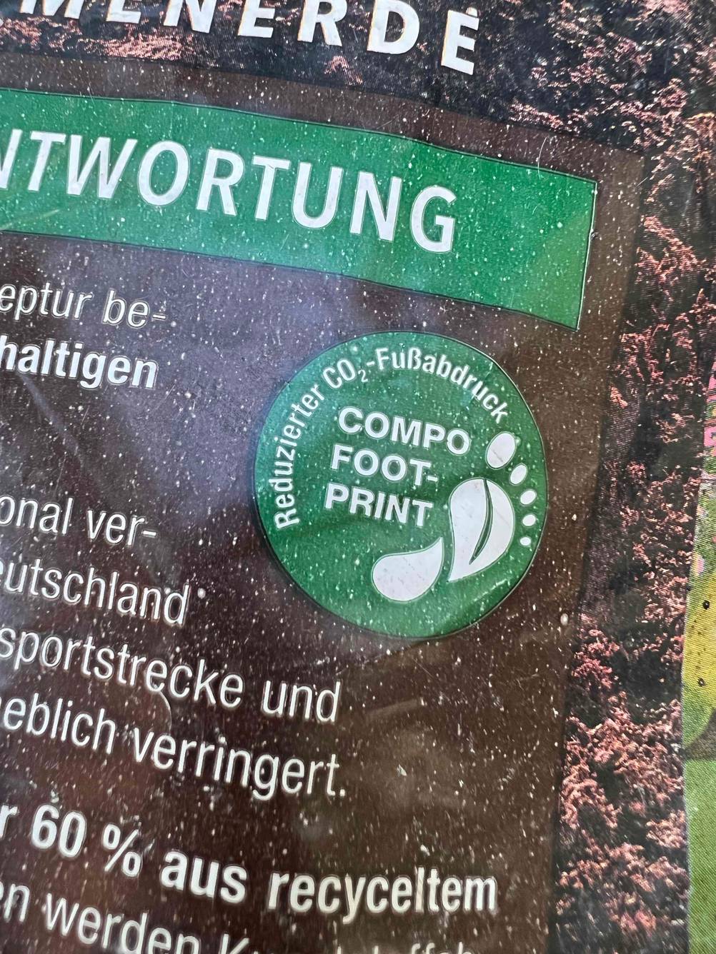 Im Test: Nahaufnahme Aufdruck Compo Foot-Print einer Palmenerde.
