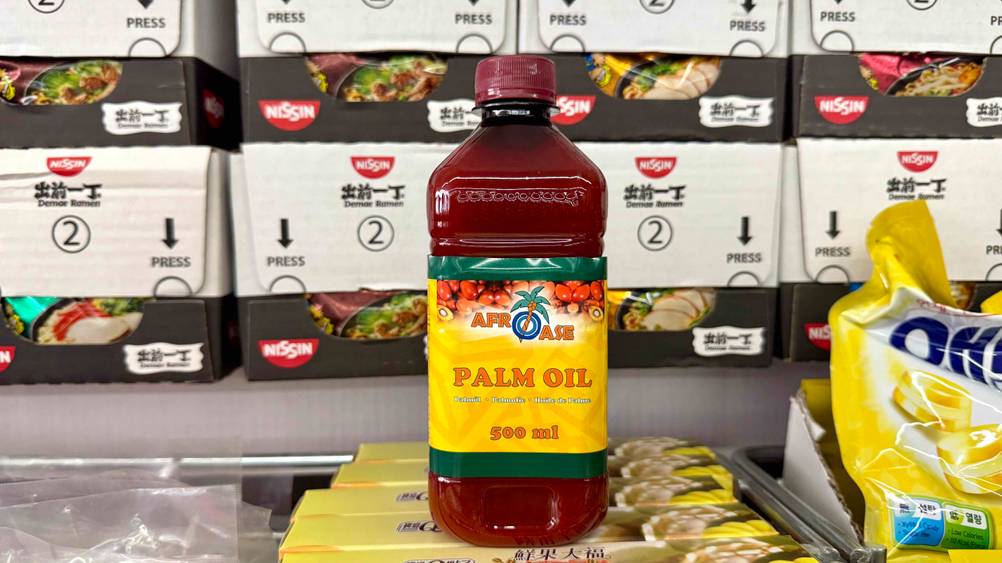 Das getestete Palmöl vor Kartons stehend.