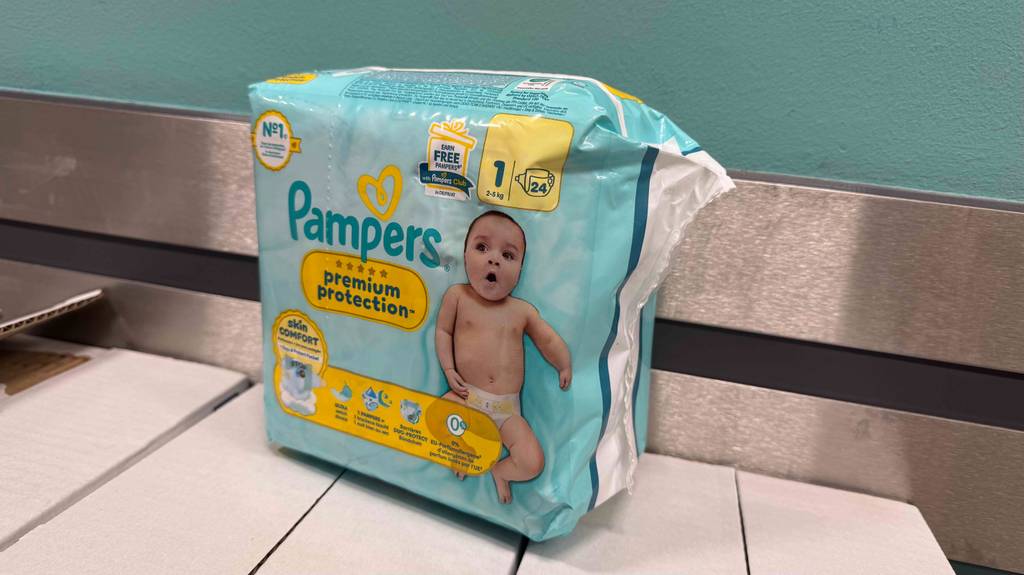 Pampers-Windel-Test: Blick von schräg vorn auf eine am Boden stehende Packung.