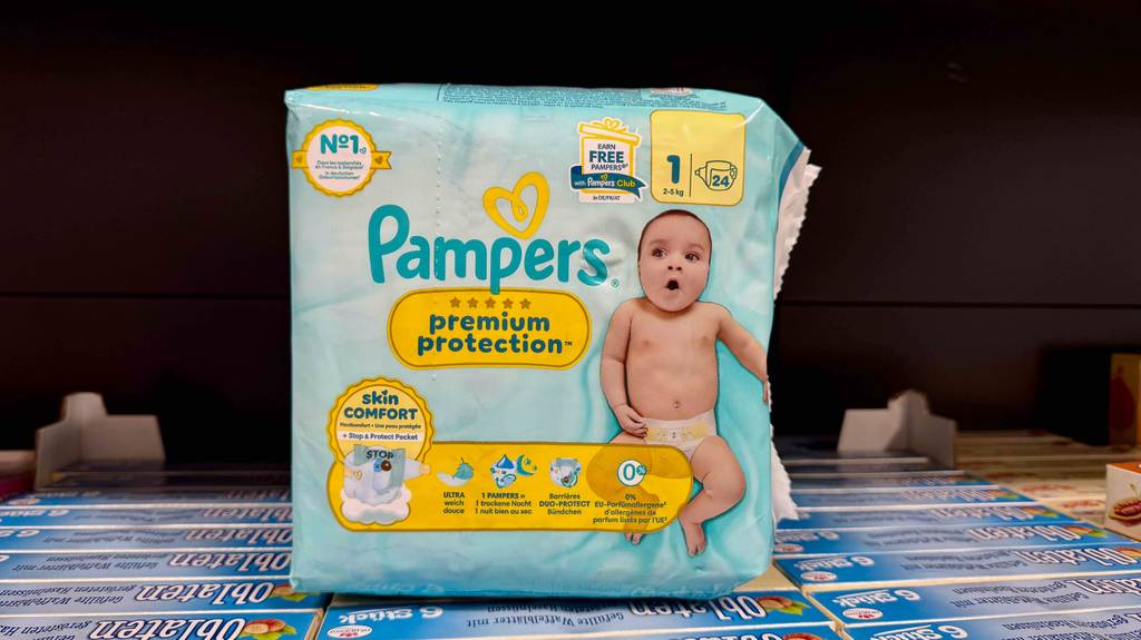Eine Packung Pampers-Windeln steht zum testen auf anderen Produktkartons.
