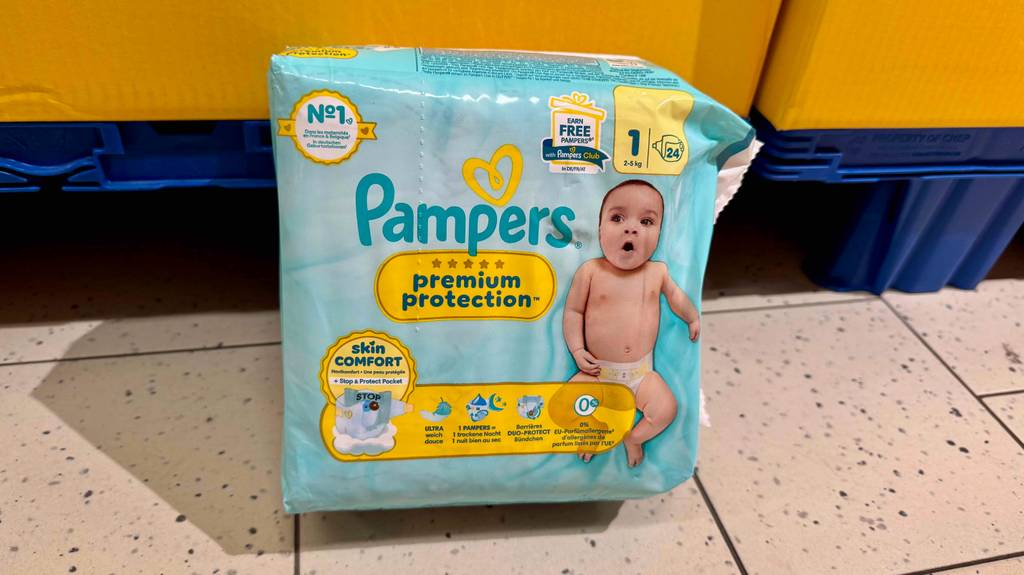 Pampers-Windel getestet: Auf der Verpackung stehen bebilderte Informationen zum Produkt.
