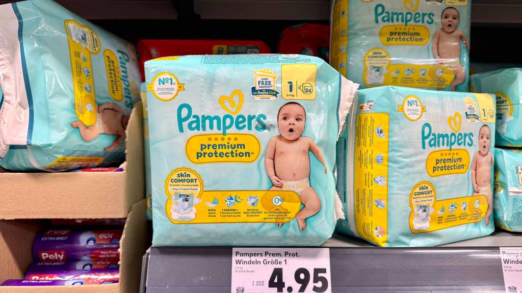 Pampers-Windel im Test: Mehrere Packungen liegen und stehen in einem Regal.