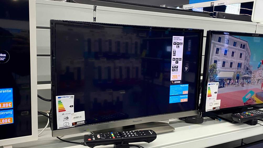 Im Test: Ein 24-Zoll-Fernseher neben anderen Produkten auf einem Regalbrett.