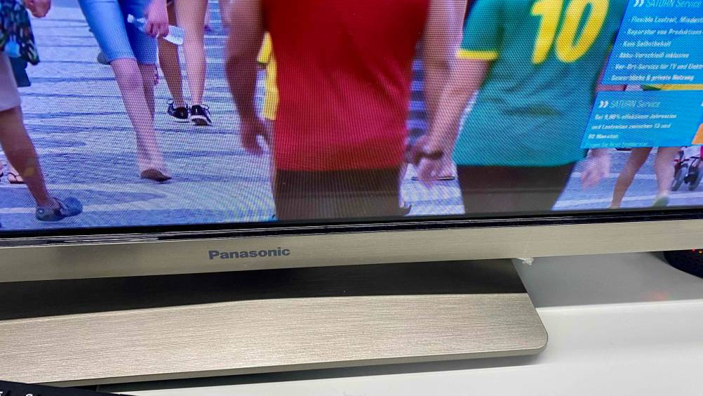 24-Zoll-Fernseher getestet: Nahaufnahme des Logos und des Standfußes.