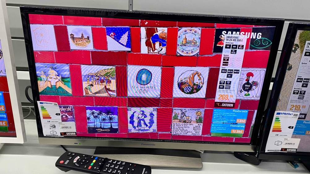 Ein getesteter 24-Zoll-Fernseher von schräg oben mit einer Fernbedienung im Vordergrund.