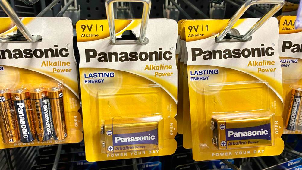 9V-Akku getestet: Neben den Akkus befinden sich weitere Produkte.