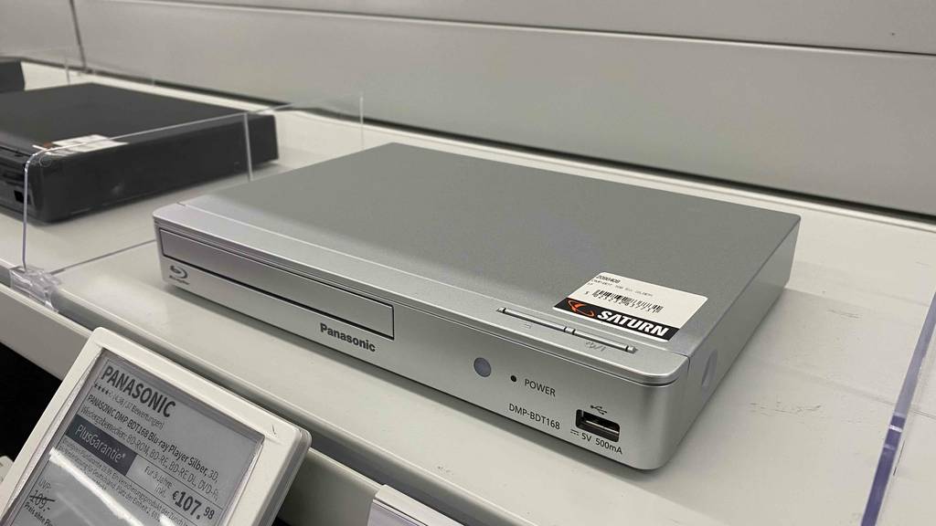 Blu-ray-Player von Panasonic im Test: Vor dem Gerät ist ein Preisschild angebracht.
