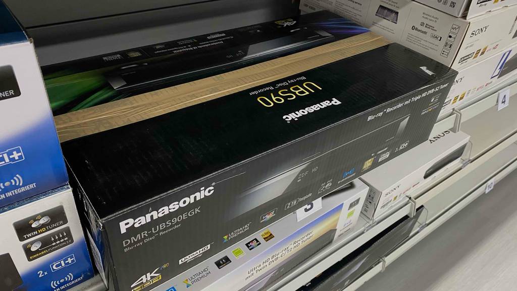 Blu-ray-Recorder von Panasonic getestet: Gerät befindet sich in einem Karton.