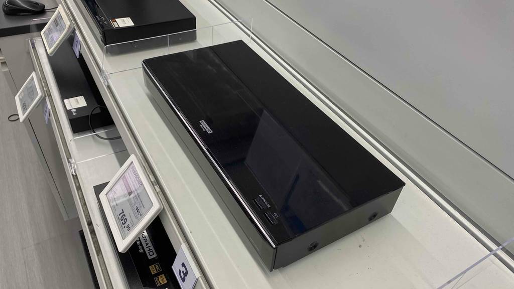 Blu-ray-Recorder von Panasonic im Test: Vor dem Gerät ist ein Preisschild angebracht.