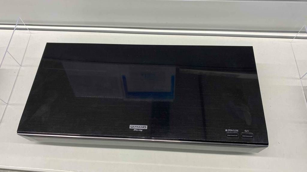 Getesteter Blu-ray-Recorder von Panasonic steht auf einem weißen Untergrund.