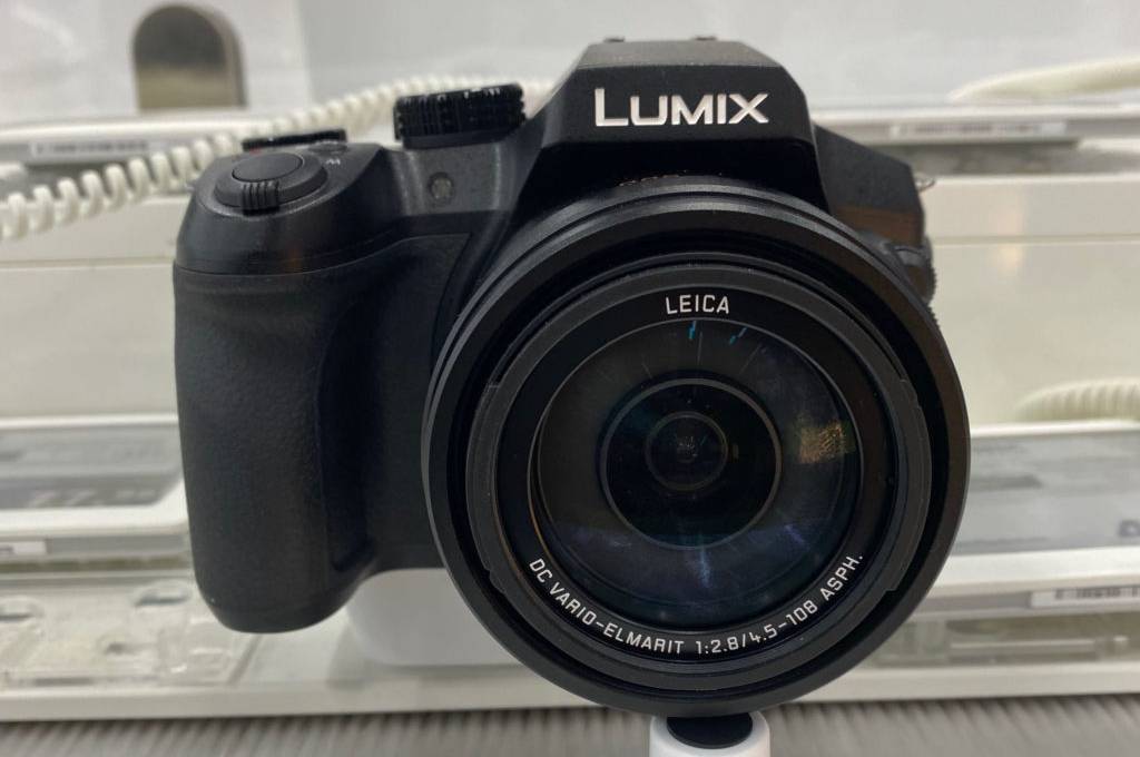 MFT-Kamera von Panasonic im Test: Kamera hat ein schwarzes Design.