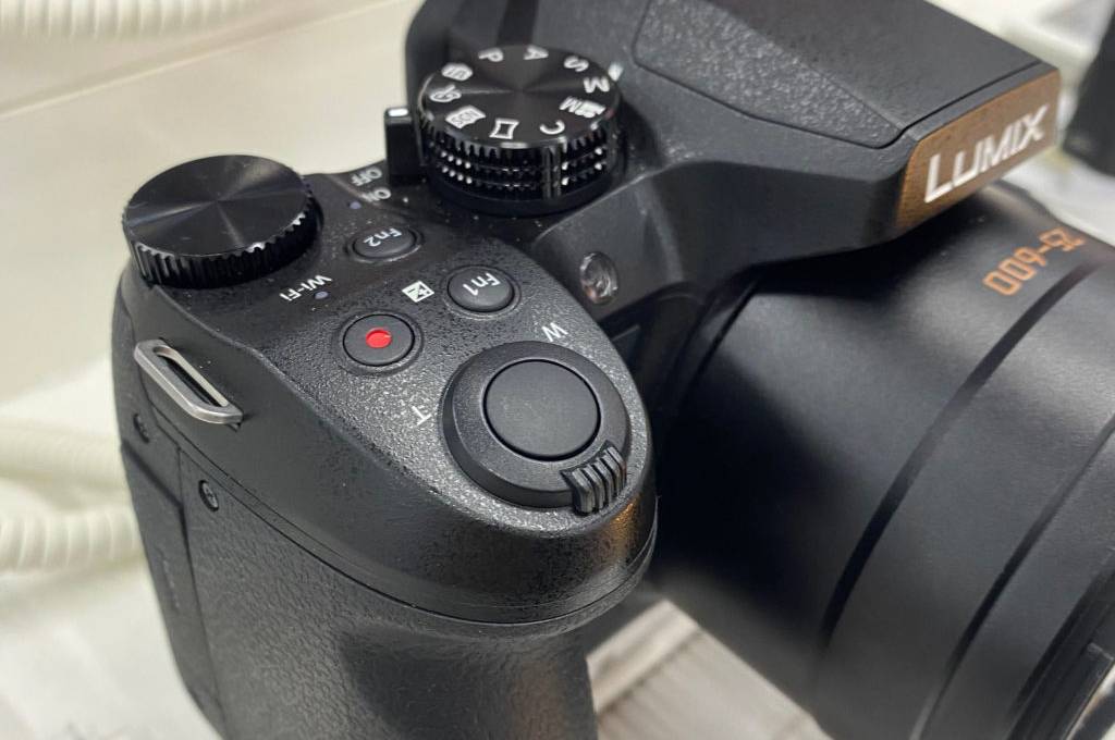 MFT-Kamera von Panasonic getestet: Kamera befindet sich auf einer Halterung.