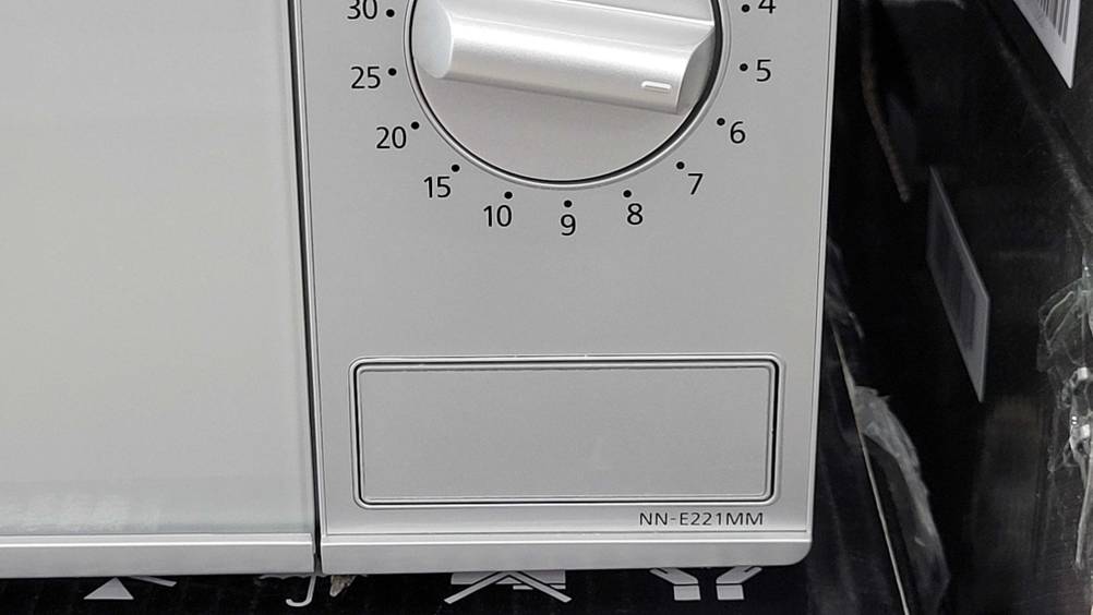 Mikrowelle 20 Liter-Test: Detailansicht der Zeiteinstellung und des Öffnen-Drückknopfs.