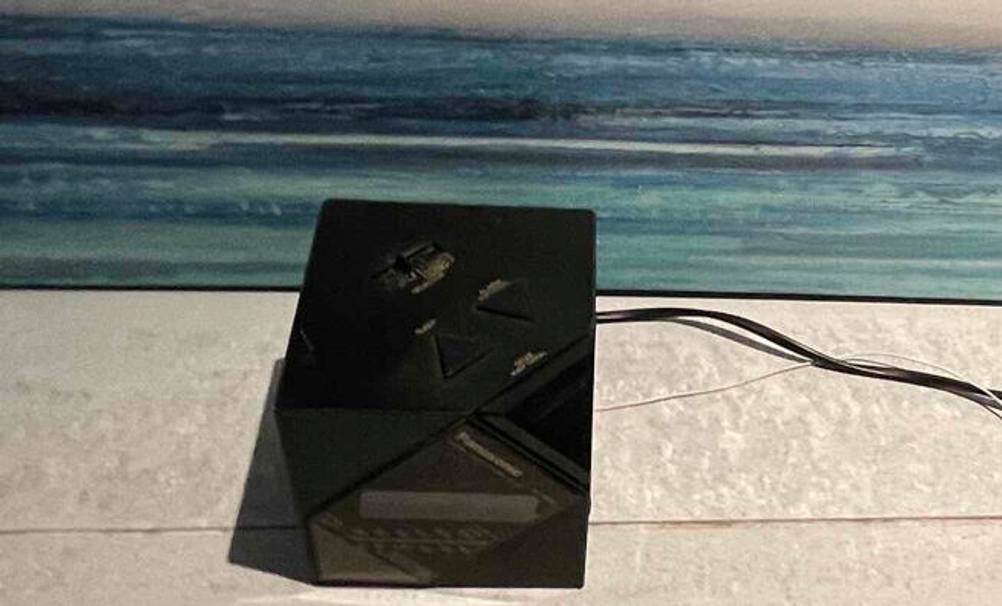 Ein Radiowecker im Test steht vor einer Fototapete mit Meer-Kulisse.