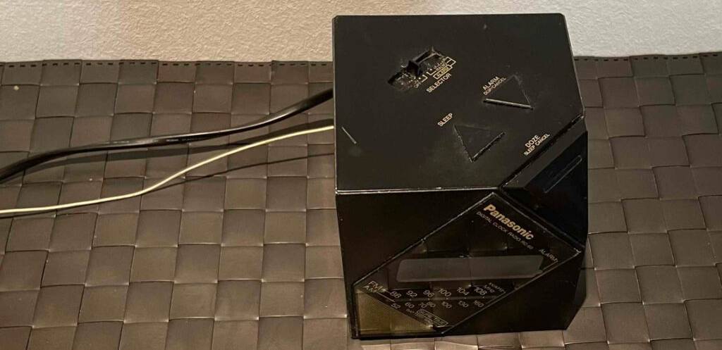 Ansicht von oben auf einen getesteten Radiowecker der Marke Panasonic.