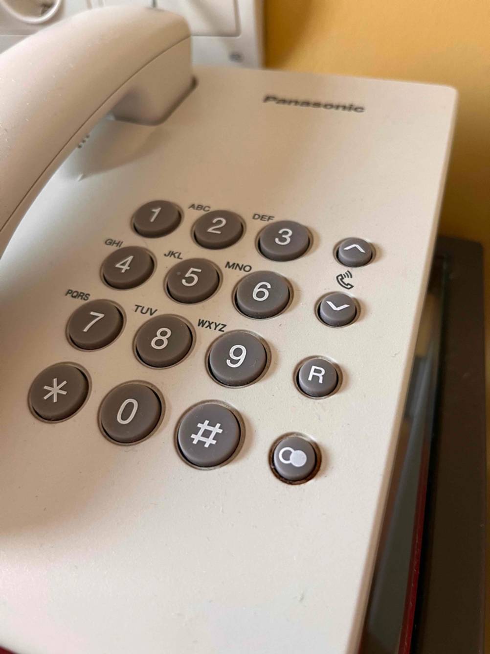 Detailansicht der großen Tasten eines getesteten Schnurtelefons der Marke Panasonic in Weiß.