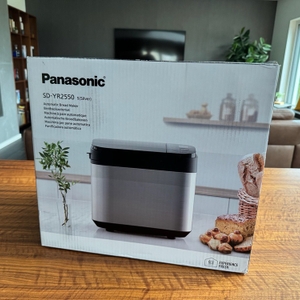 Der Karton des Panasonic SD-YR2550 steht auf einem Tisch