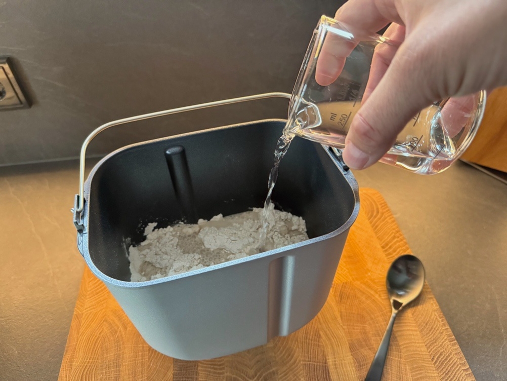 Wasser wird in den Behälter des Panasonic SD-YR2550 geschüttet