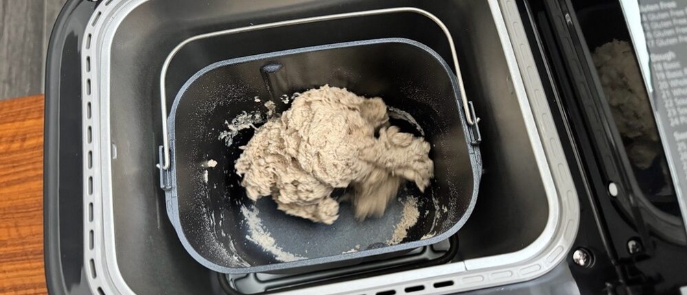 Teig wird im Panasonic SD-YR2550 geknetet