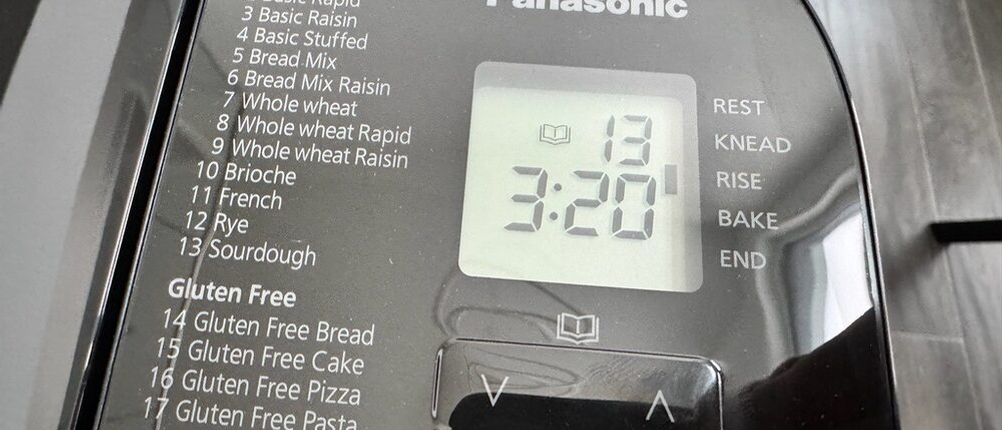 Das Display des Panasonic SD-YR2550 zeigt 3:20 an