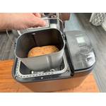 Der Behälter des Panasonic SD-YR2550 wird mit Brot entfernt