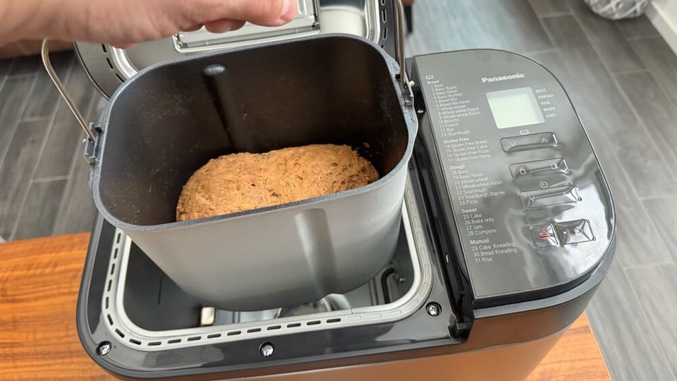 Der Behälter des Panasonic SD-YR2550 wird mit Brot entfernt