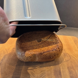 Brot wird aus dem Behälter des Panasonic SD-YR2550 entfernt