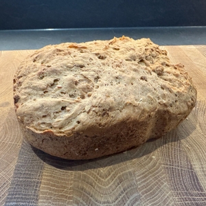 Auf einem Holzbrett liegt Brot aus dem Panasonic SD-YR2550