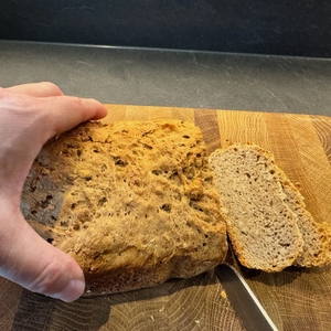 Brot aus dem Panasonic SD-YR2550 wird mit einem Messer in Scheiben geschnitten