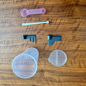 Das Zubehör des Panasonic SD-YR2550 liegt auf einem Tisch