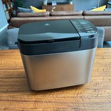 Der Panasonic SD-YR2550 steht auf einem Tisch