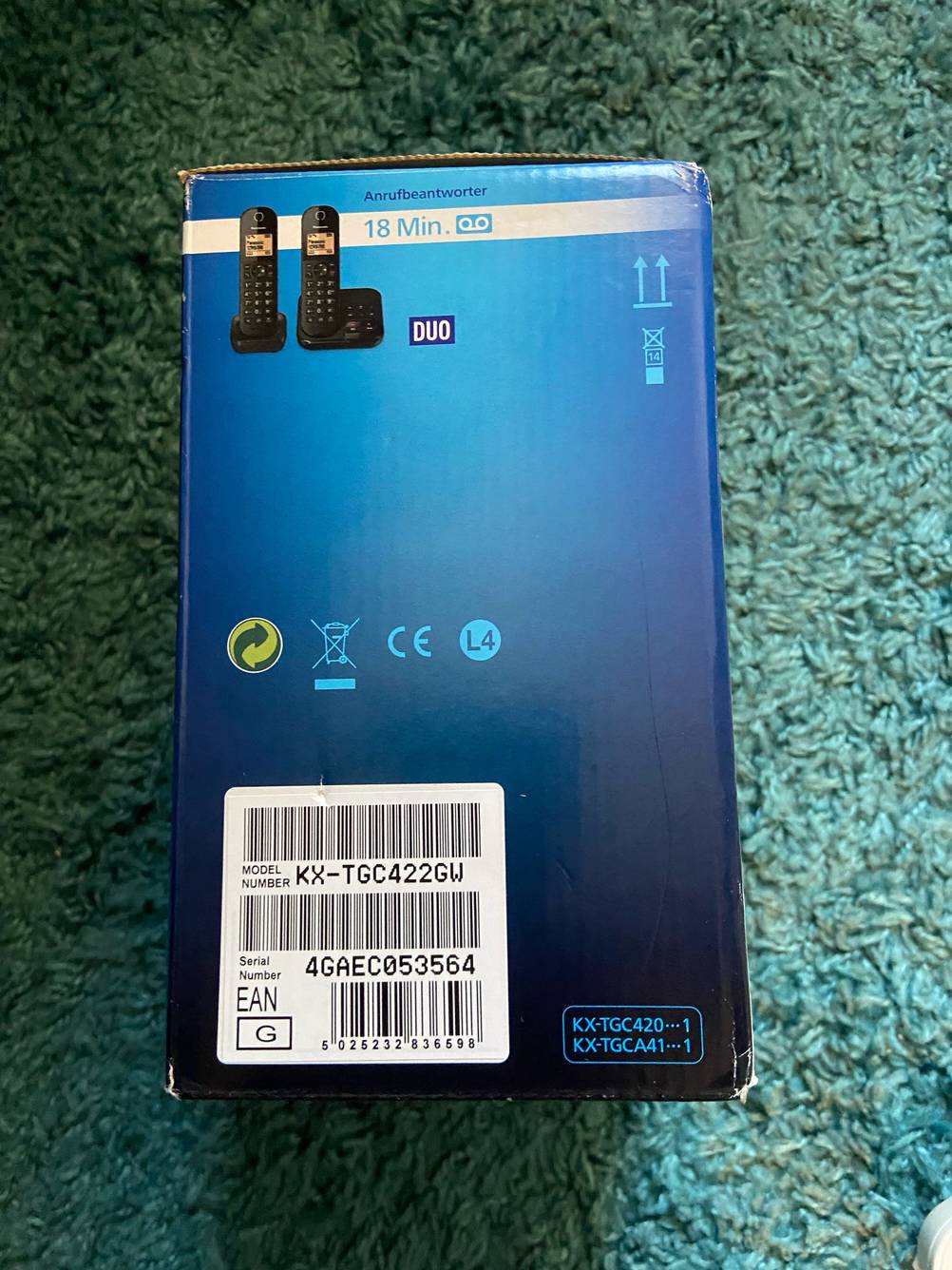 Seitenansicht der Verpackung des Panasonic-Telefons im Test.