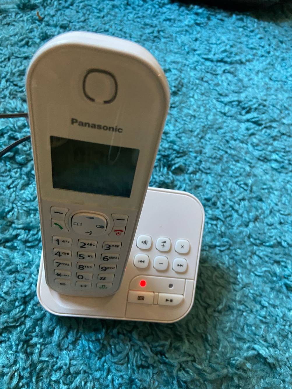 Das getestete Panasonic-Telefon in der Station stehend.