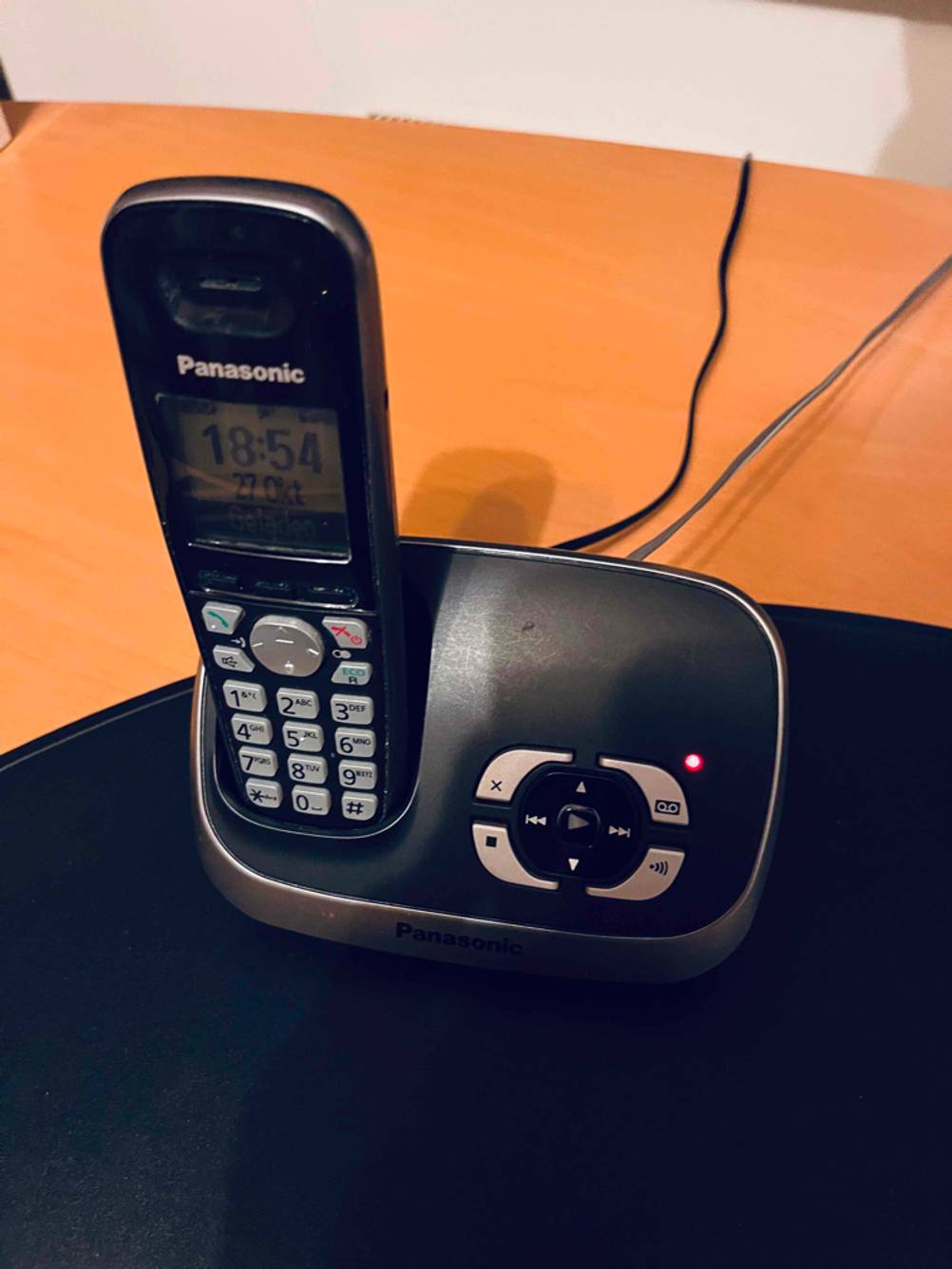 Eine getestete Telefonanlage der Marke Panasonic steht auf einer schwarzen Oberfläche.