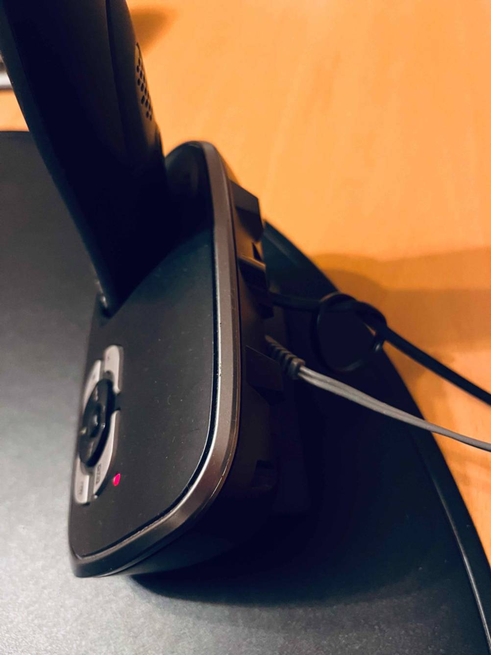 Blick von oben auf die angeschlossenen Kabel an einer getesteten Telefonanlage.