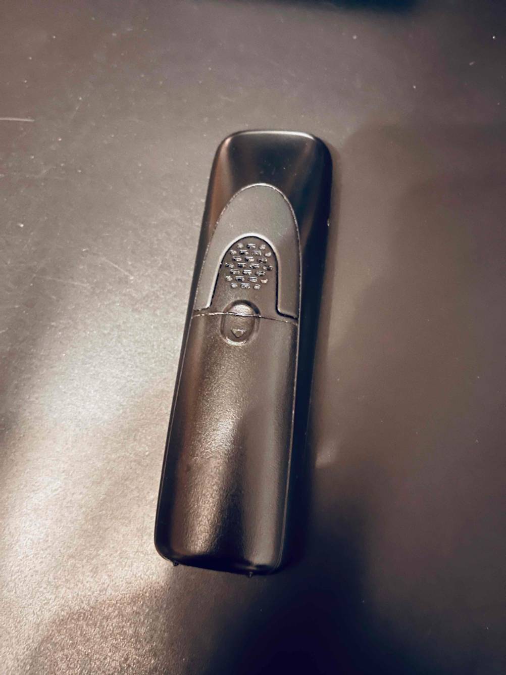 Rückansicht mit Blick auf das Batteriefach eines Handgeräts einer getesteten Telefonanlage.